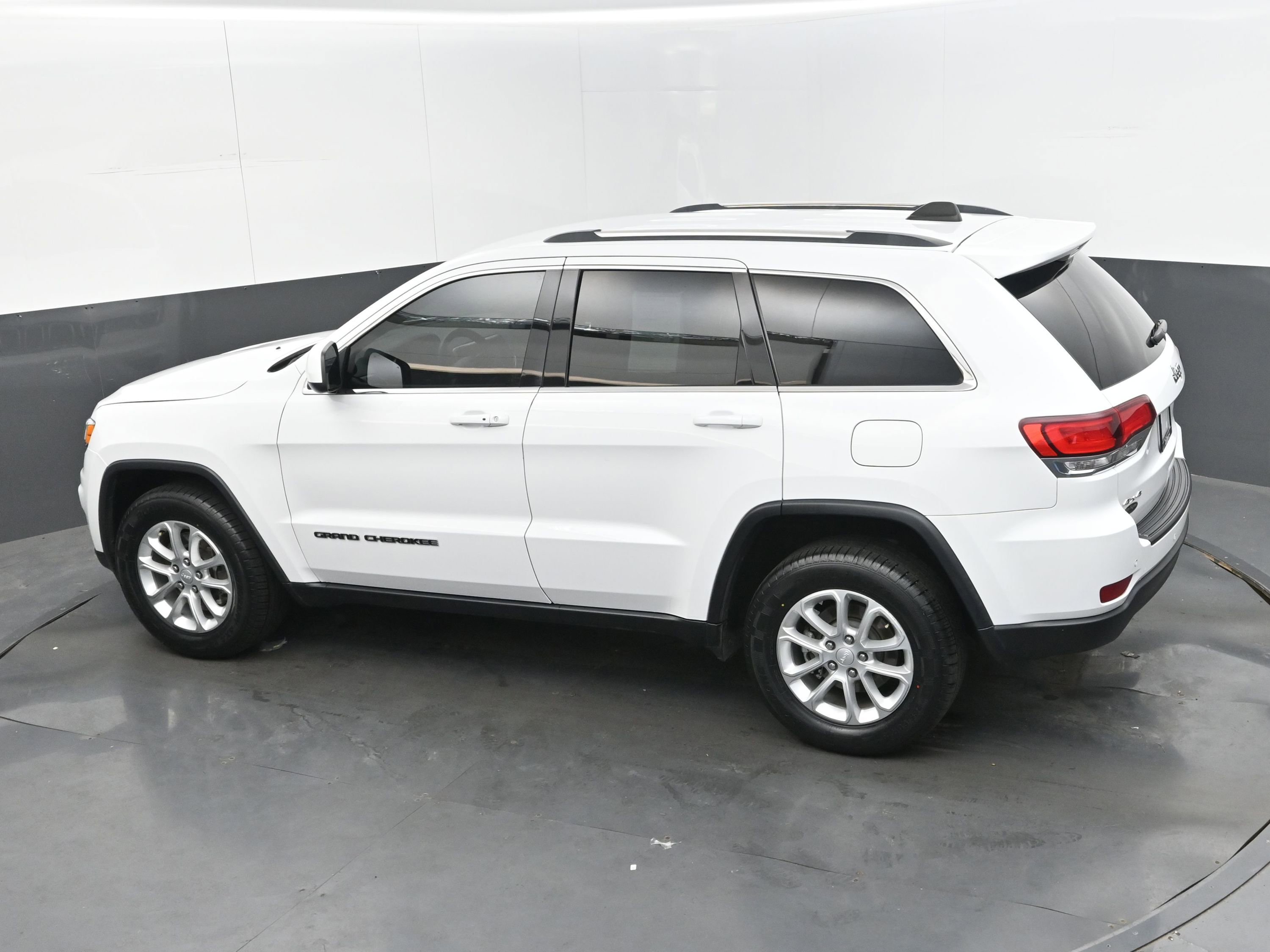 Used 2021 Jeep Grand Cherokee Laredo image 34