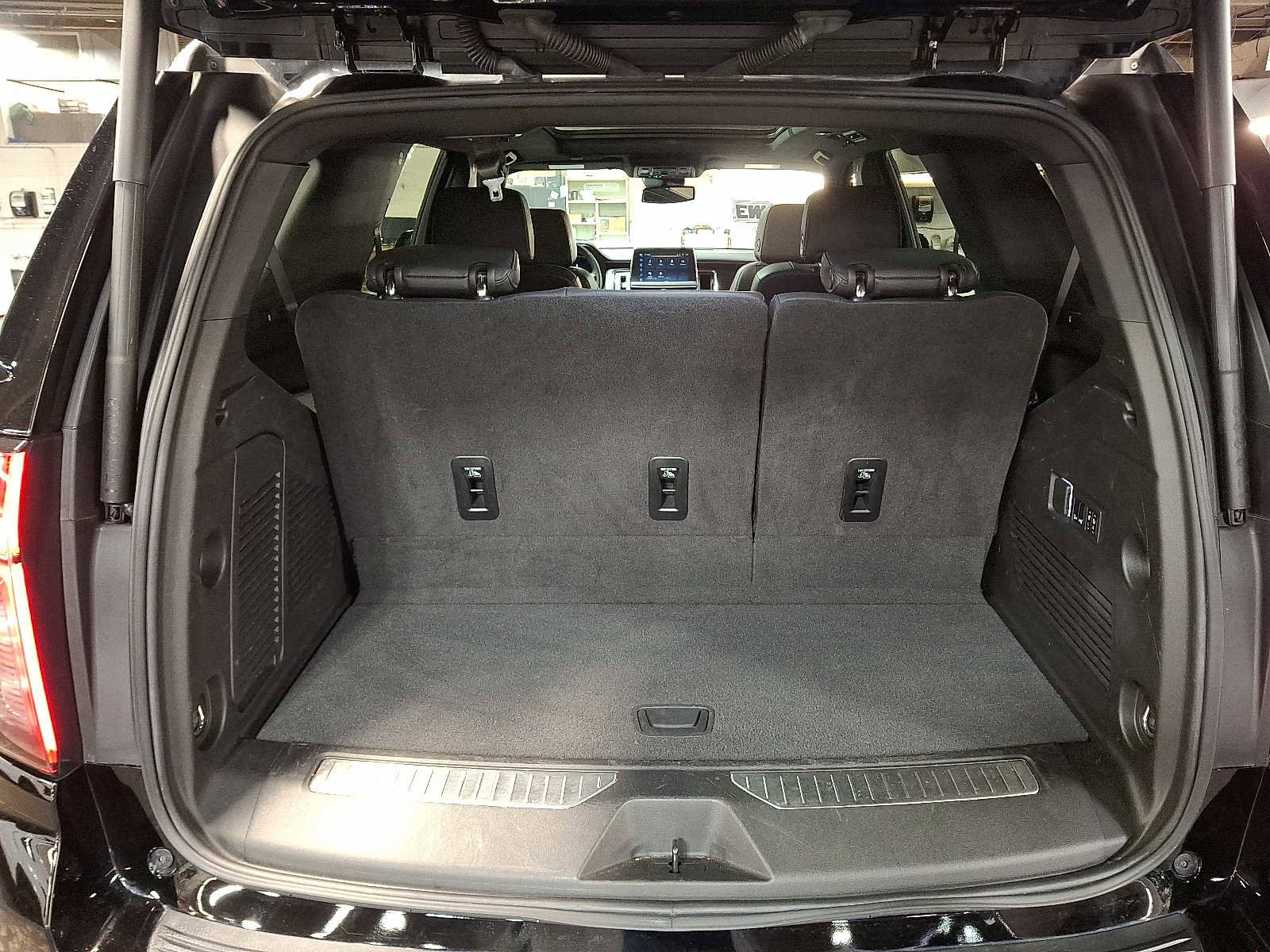 Used 2024 Chevrolet Tahoe Z71 w/ Luxury Package image 29