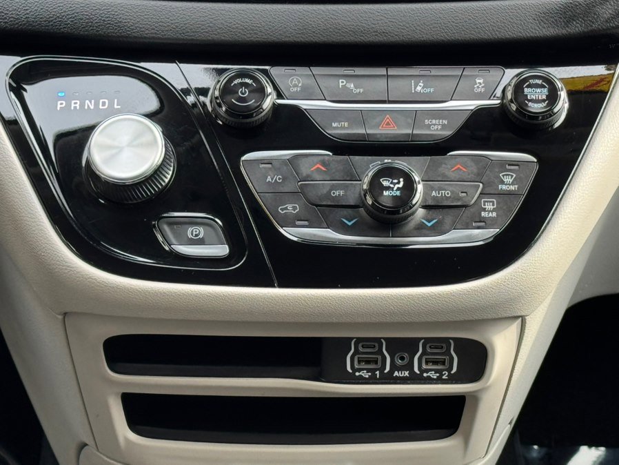 Used 2024 Chrysler Pacifica Touring-L image 25