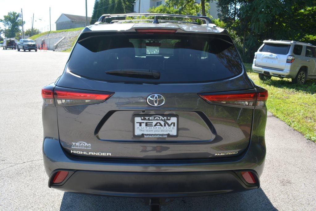 Used 2022 Toyota Highlander XLE AWD/4WD image 6
