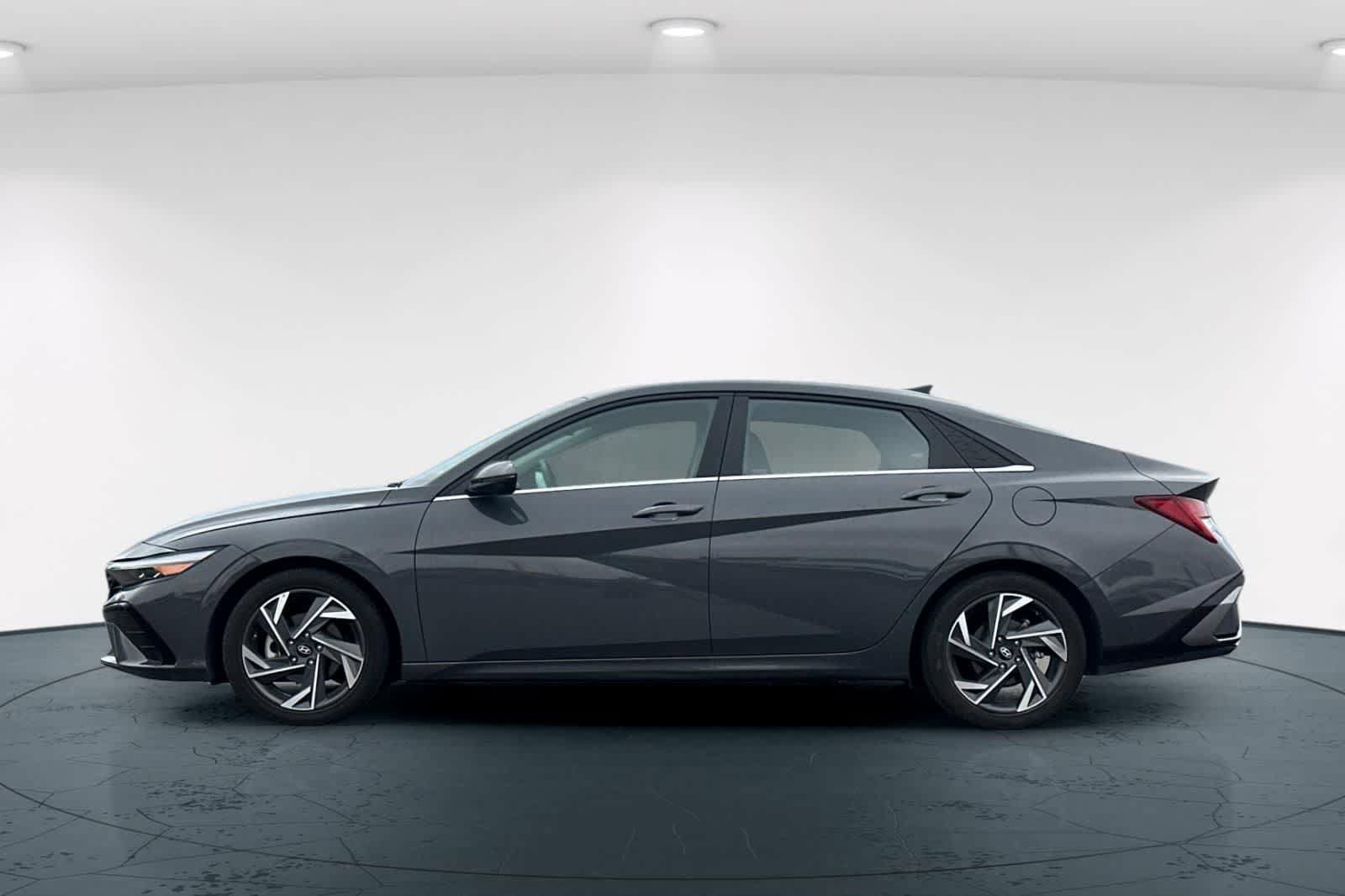 Used 2024 Hyundai Elantra Limited FWD image 9