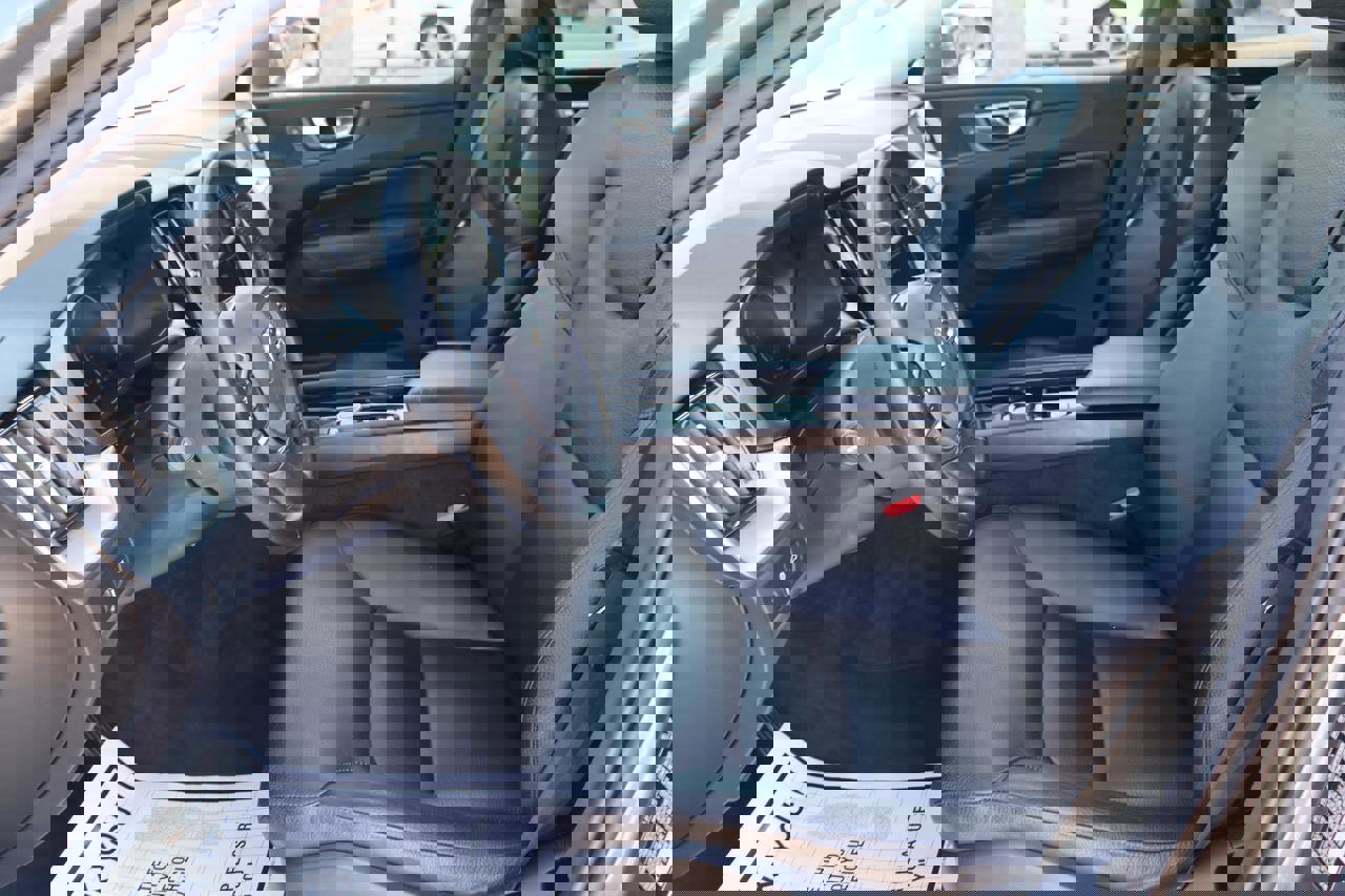 Used 2018 Volvo XC60 T5 Momentum w/ Convenience Package image 26