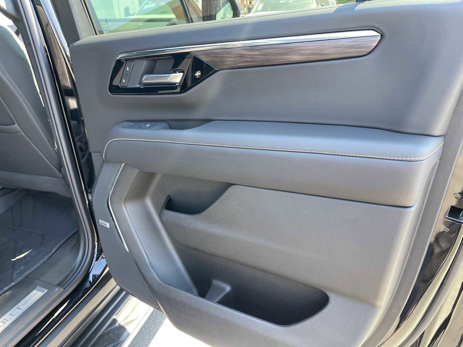 New 2025 Chevrolet Suburban Premier image 13