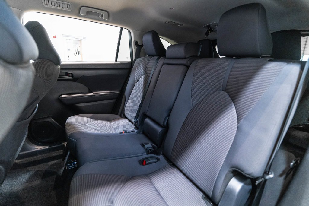 Used 2025 Toyota Highlander LE AWD/4WD image 28