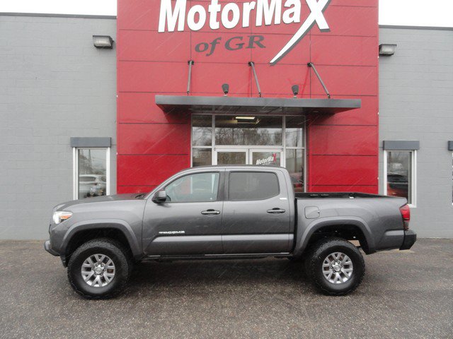 Used 2019 Toyota Tacoma SR5 AWD/4WD image 2