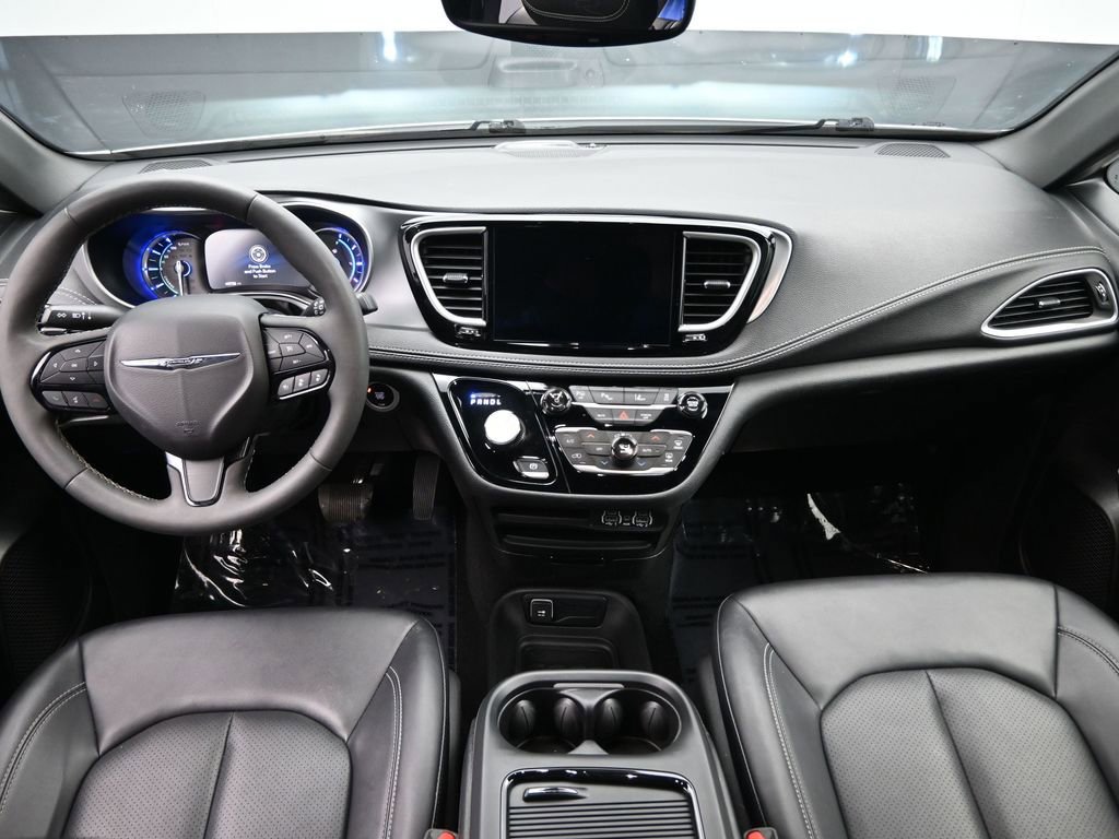 Used 2024 Chrysler Pacifica Select image 23