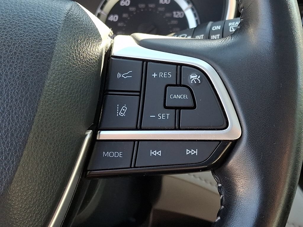 Used 2023 Toyota Highlander XLE FWD image 25