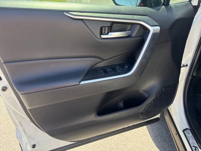 Used 2022 Toyota RAV4 XLE Premium AWD/4WD image 9