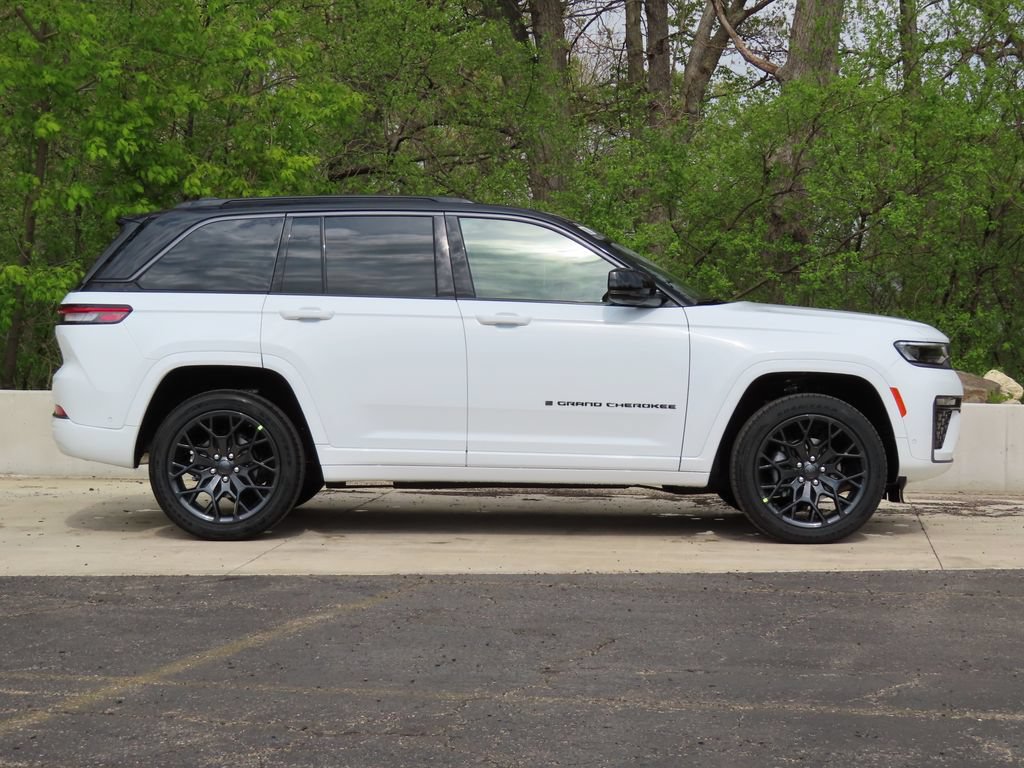 New 2026 Jeep Grand Cherokee Summit AWD/4WD image 2