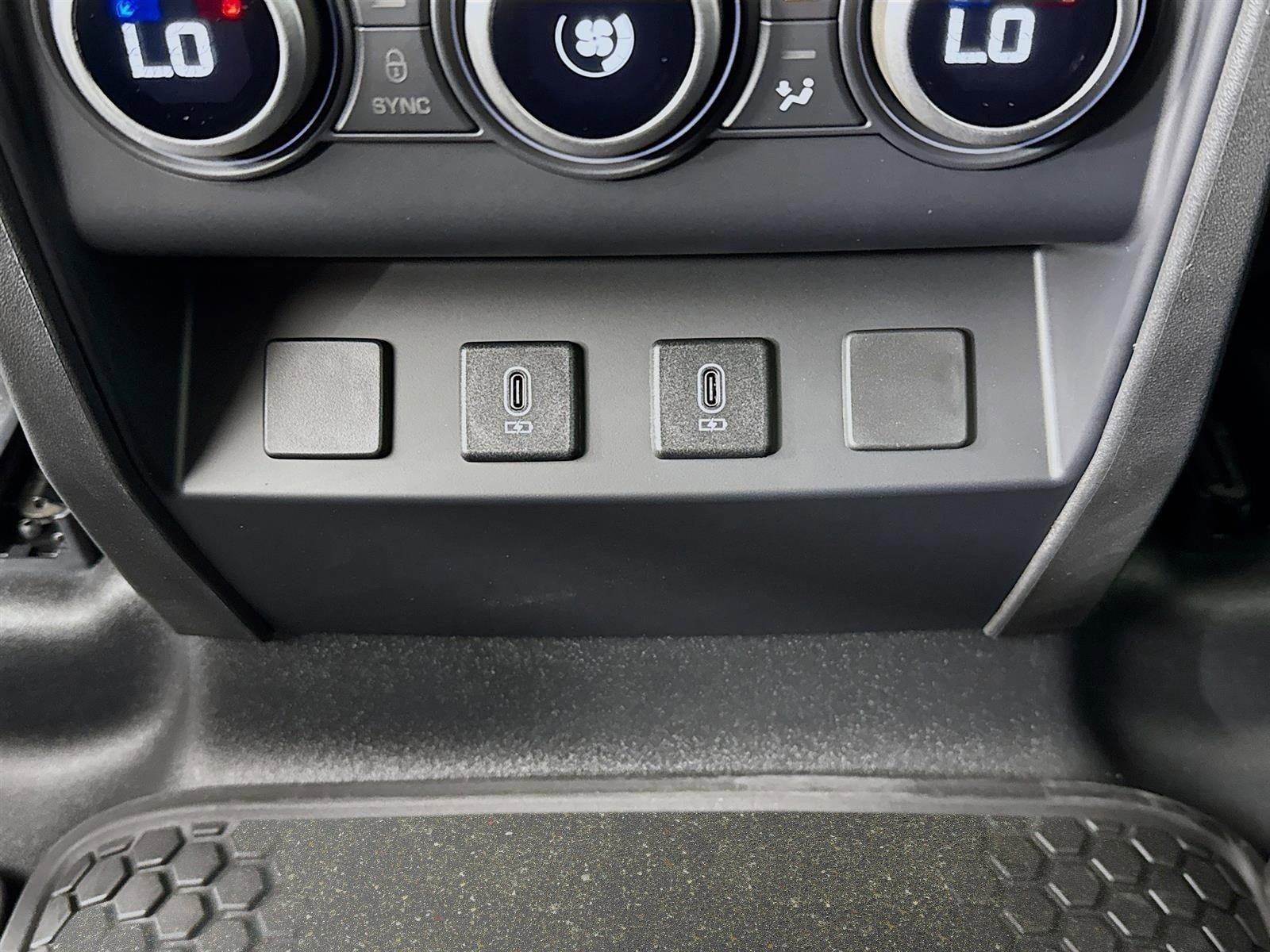 Used 2026 Land Rover Defender 110 X-Dynamic SE AWD/4WD image 28