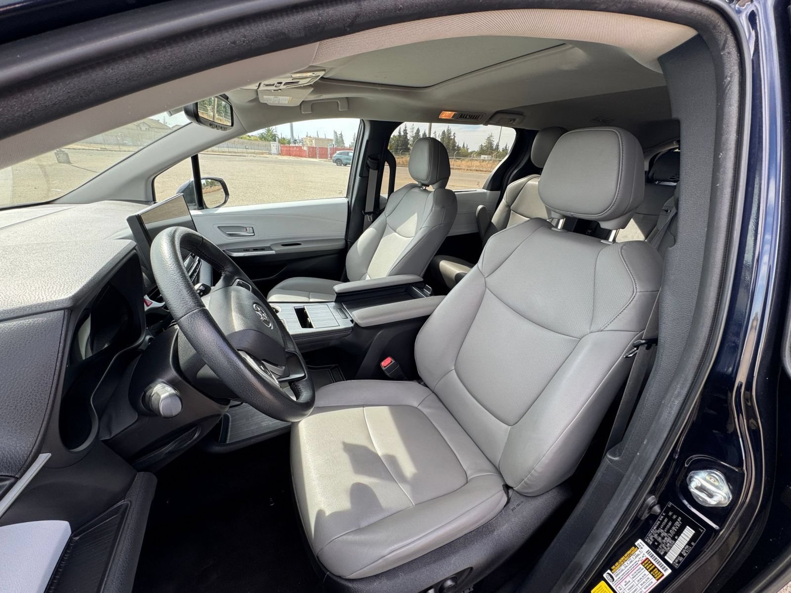 Used 2025 Toyota Sienna XLE FWD image 37