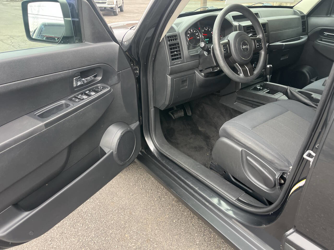 Used 2011 Jeep Liberty Sport image 13