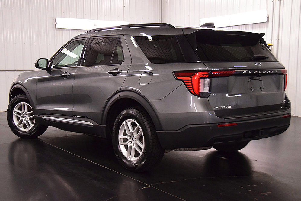 Used 2025 Ford Explorer Active AWD/4WD image 5