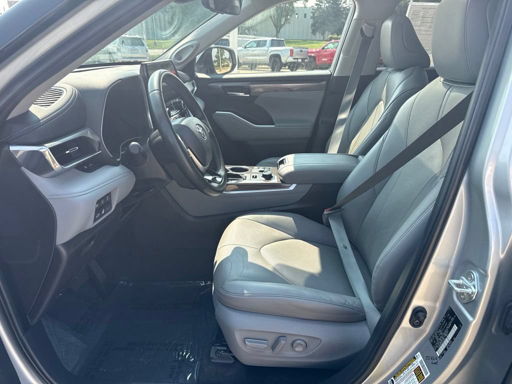 Used 2023 Toyota Highlander Limited AWD/4WD image 7