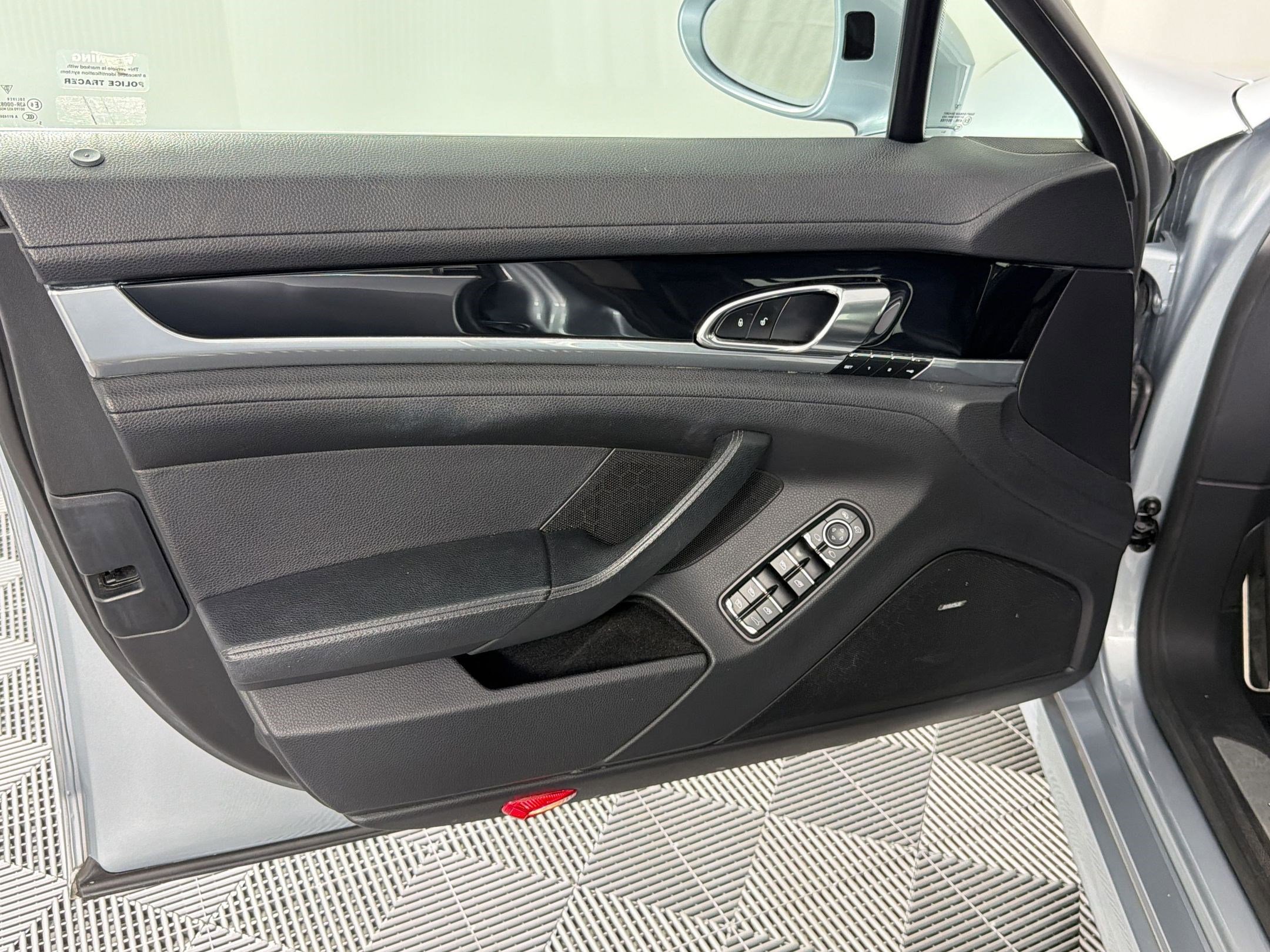 Used 2016 Porsche Panamera S image 14