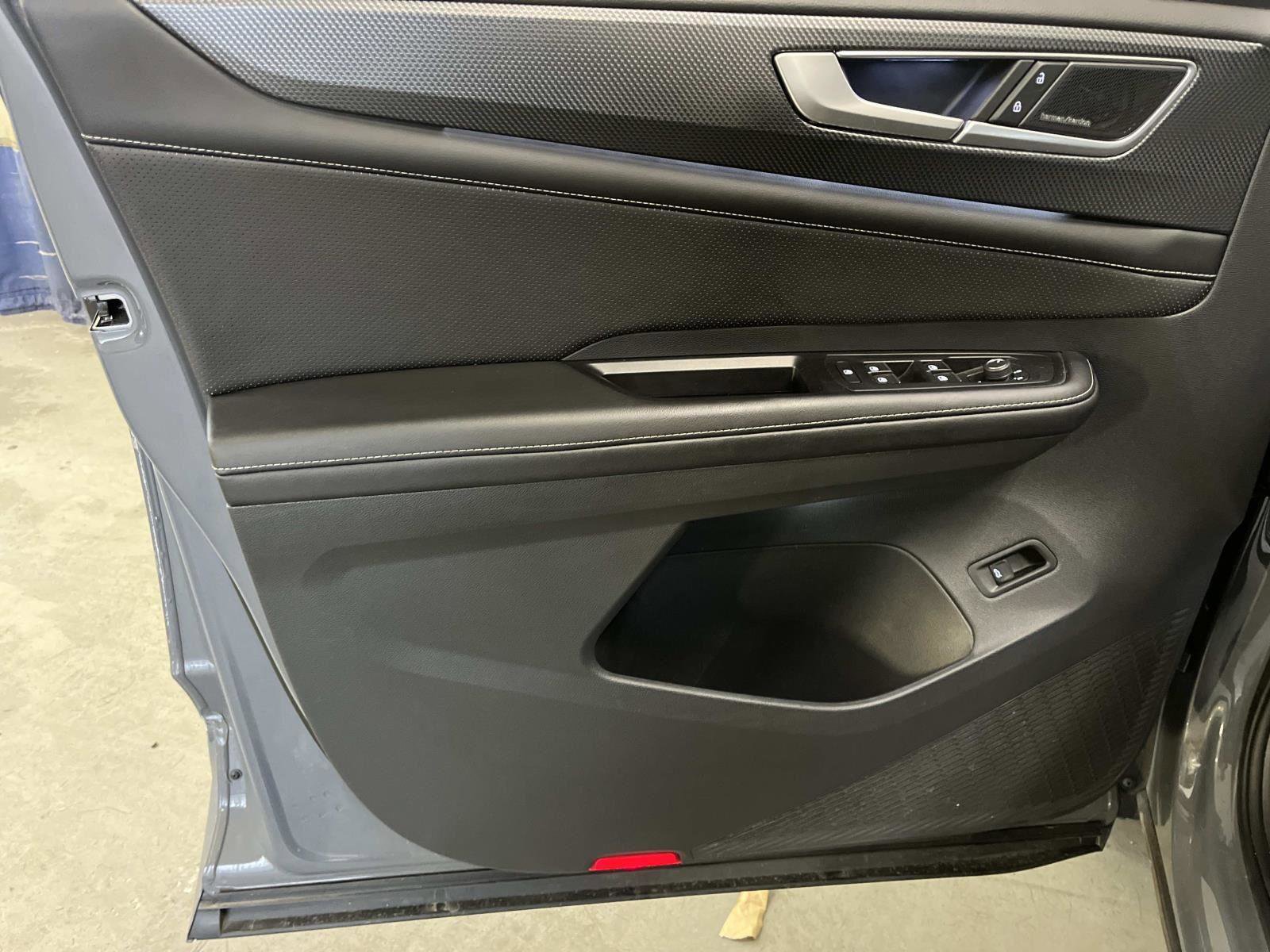 Used 2024 Volkswagen Atlas Cross Sport SEL Premium R-Line image 18