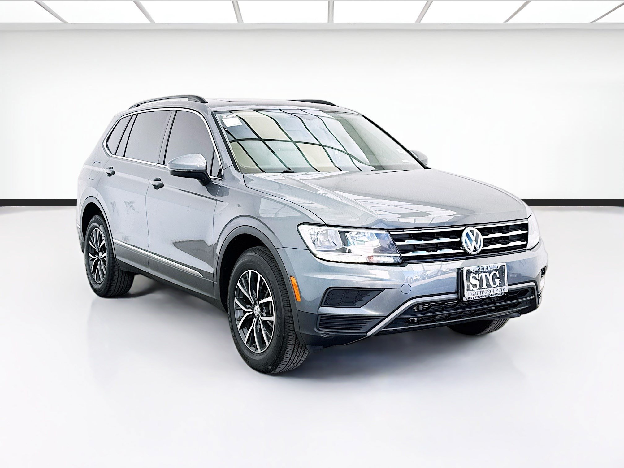 Used 2020 Volkswagen Tiguan SE w/ Panoramic Sunroof Package FWD image 3