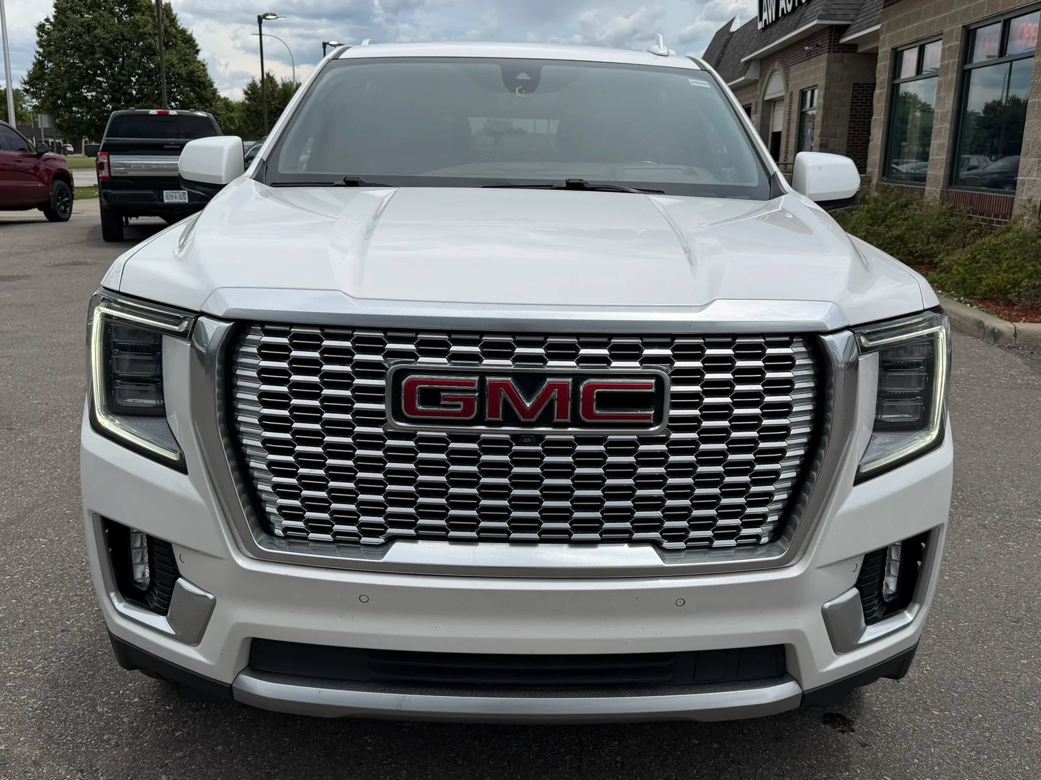 Used 2021 GMC Yukon XL Denali w/ Denali Premium Package AWD/4WD image 8