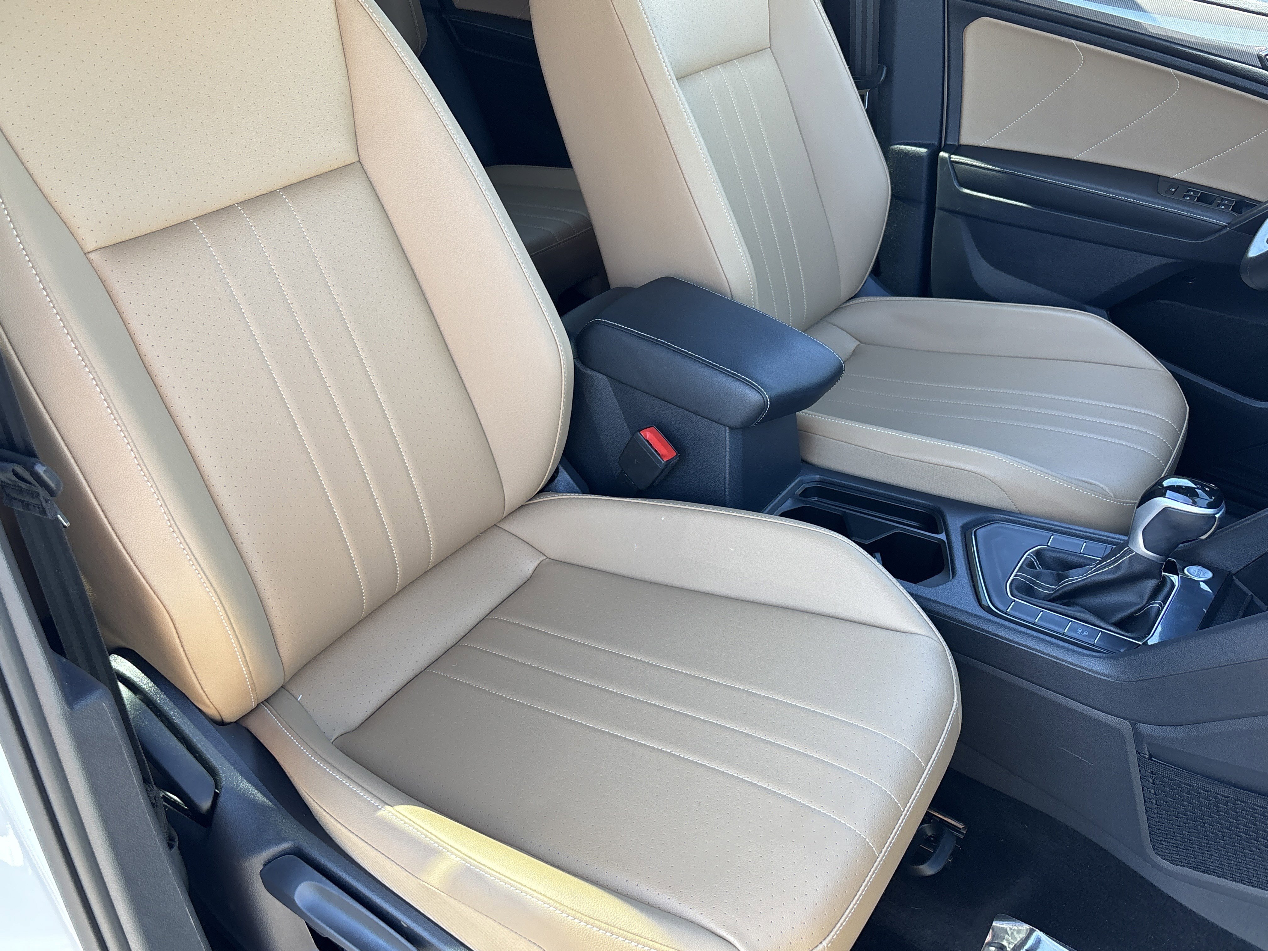 Used 2023 Volkswagen Tiguan SE w/ Panoramic Sunroof Package image 9