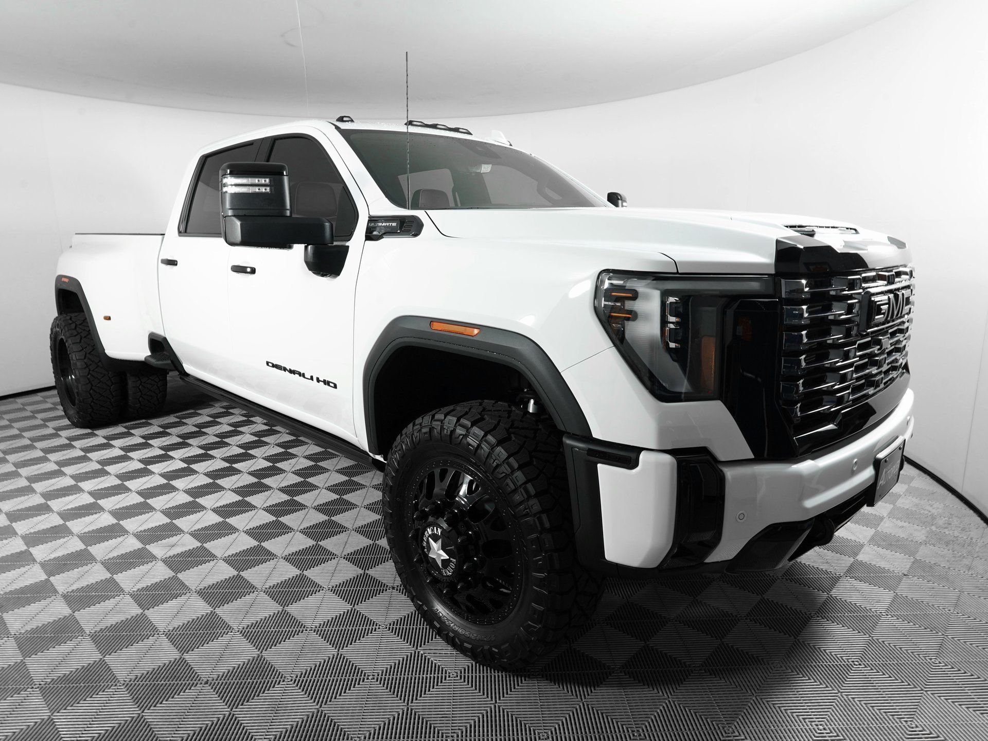 Used 2025 GMC Sierra 3500 Denali Ultimate AWD/4WD image 4