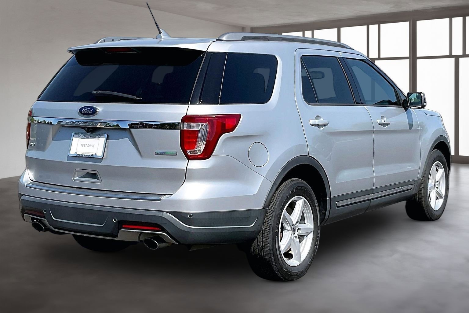 Used 2018 Ford Explorer XLT w/ Equipment Group 201A FWD image 6