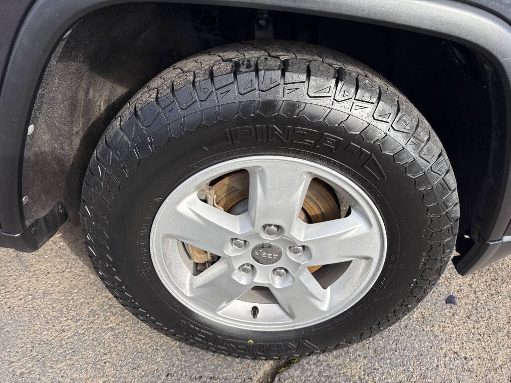 Used 2013 Jeep Grand Cherokee Laredo AWD/4WD image 14