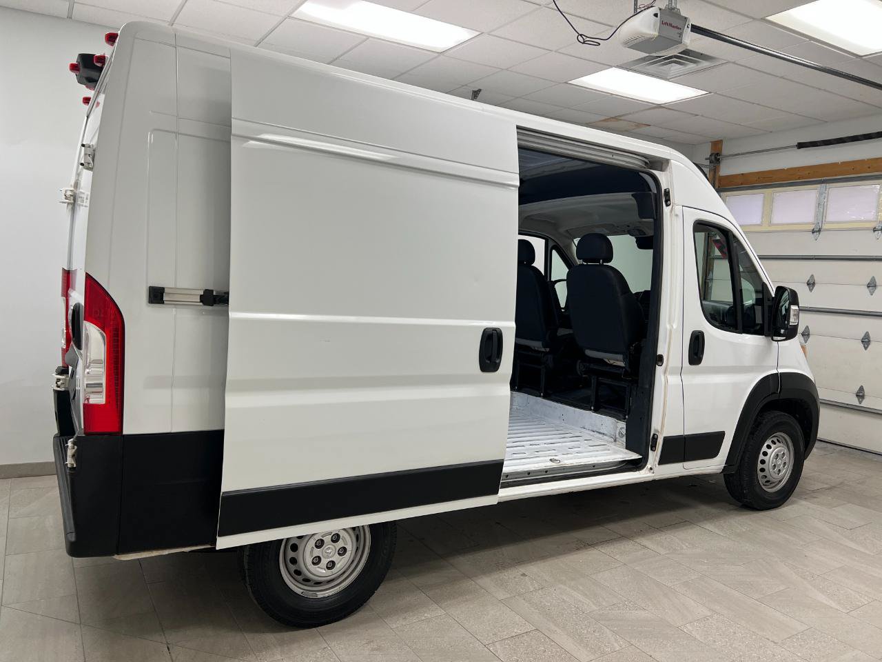 Used 2025 RAM ProMaster 2500 w/ Convenience Group FWD image 25