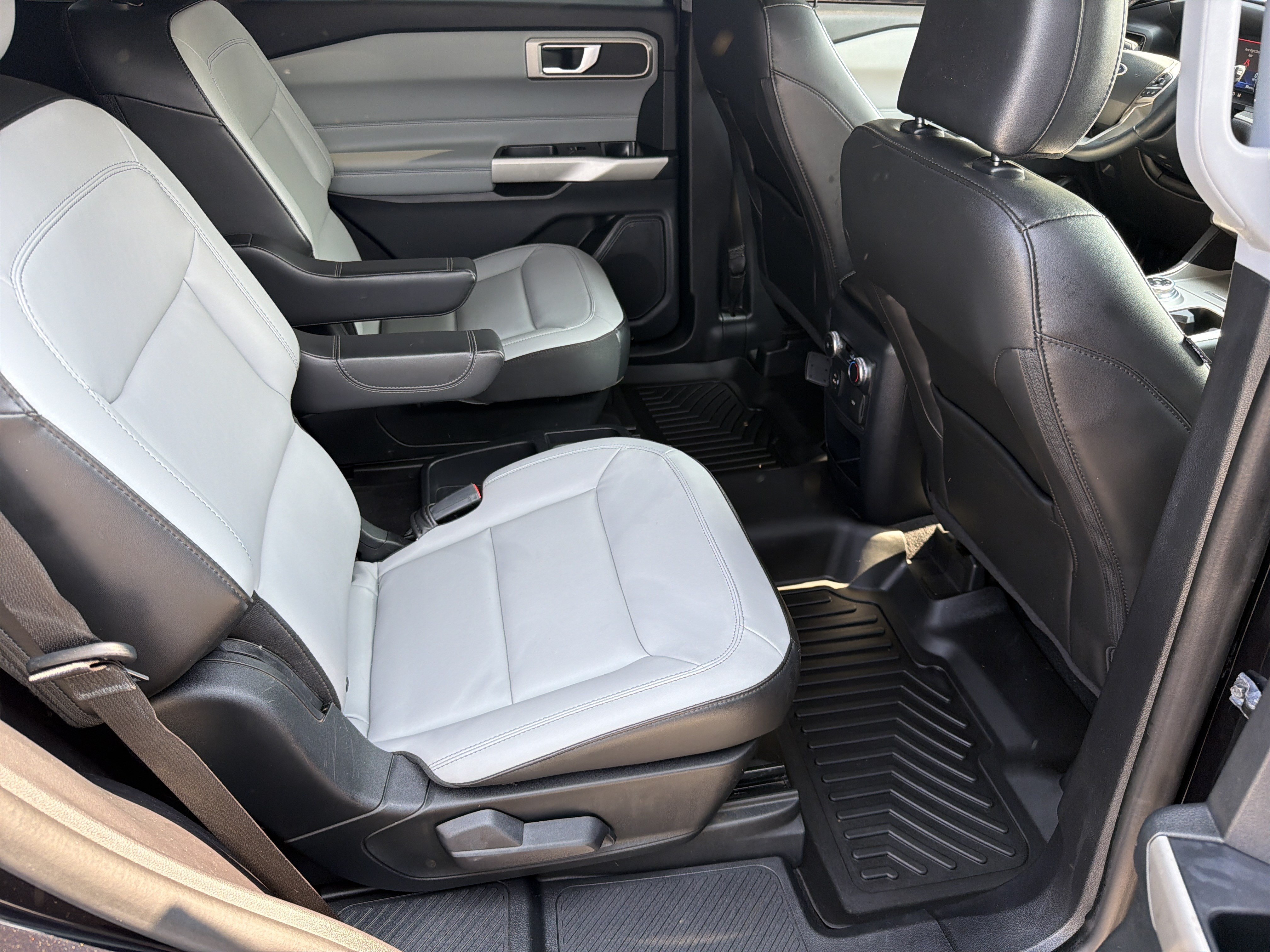Used 2021 Ford Explorer XLT w/ Equipment Group 202A RWD image 16
