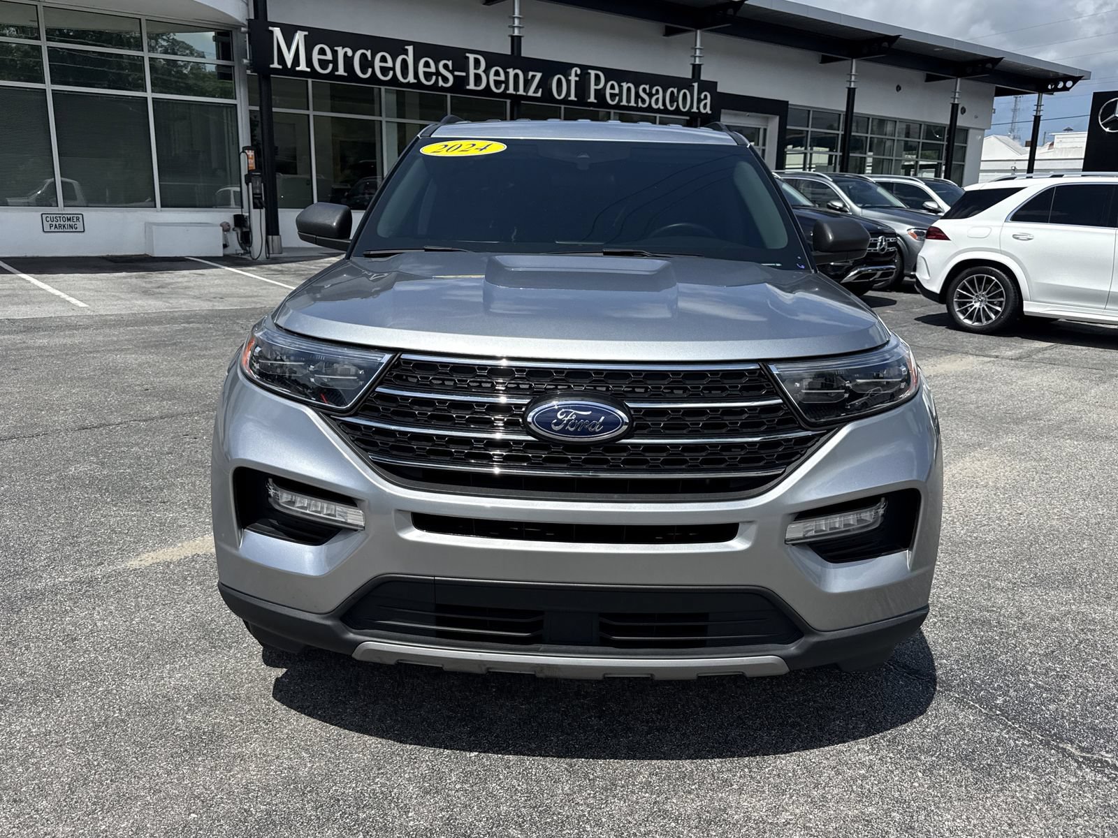 Used 2024 Ford Explorer XLT w/ Equipment Group 202A RWD image 8