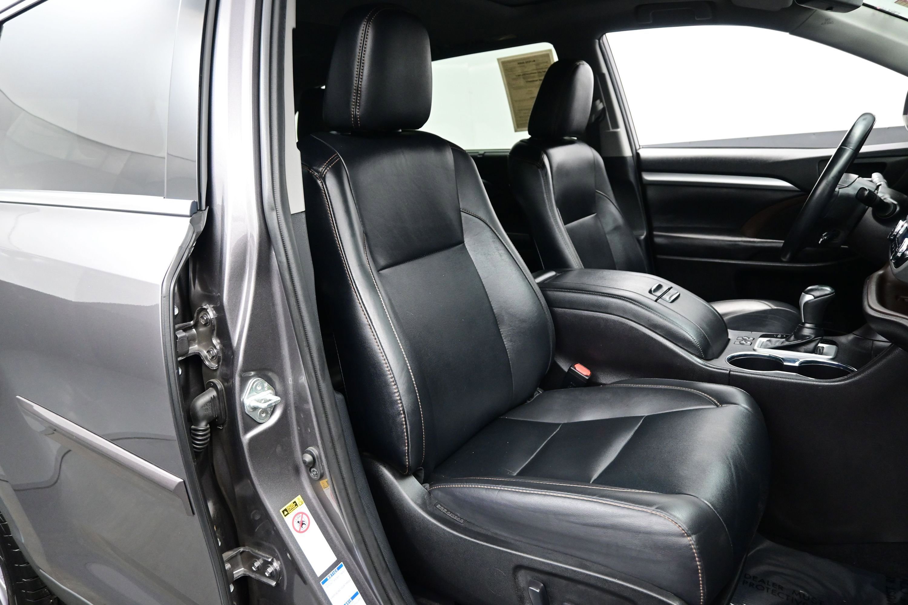 Used 2019 Toyota Highlander XLE AWD/4WD image 14