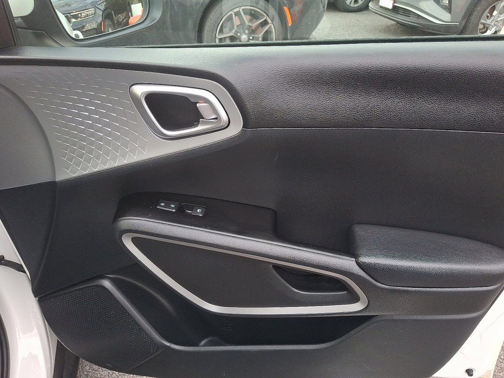 Used 2023 Kia Soul LX image 10