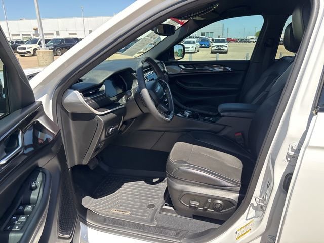 Used 2023 Jeep Grand Cherokee Altitude AWD/4WD image 8