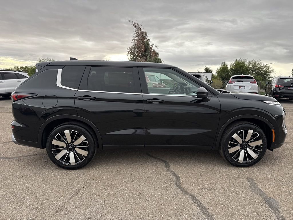 New 2025 Mitsubishi Outlander SE image 9