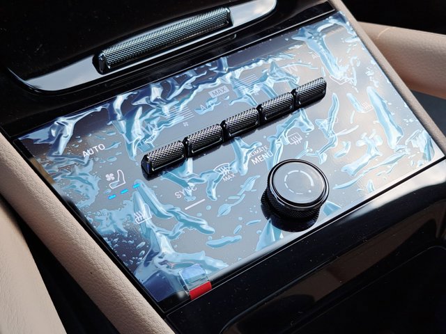 Used 2025 Porsche Cayenne image 34