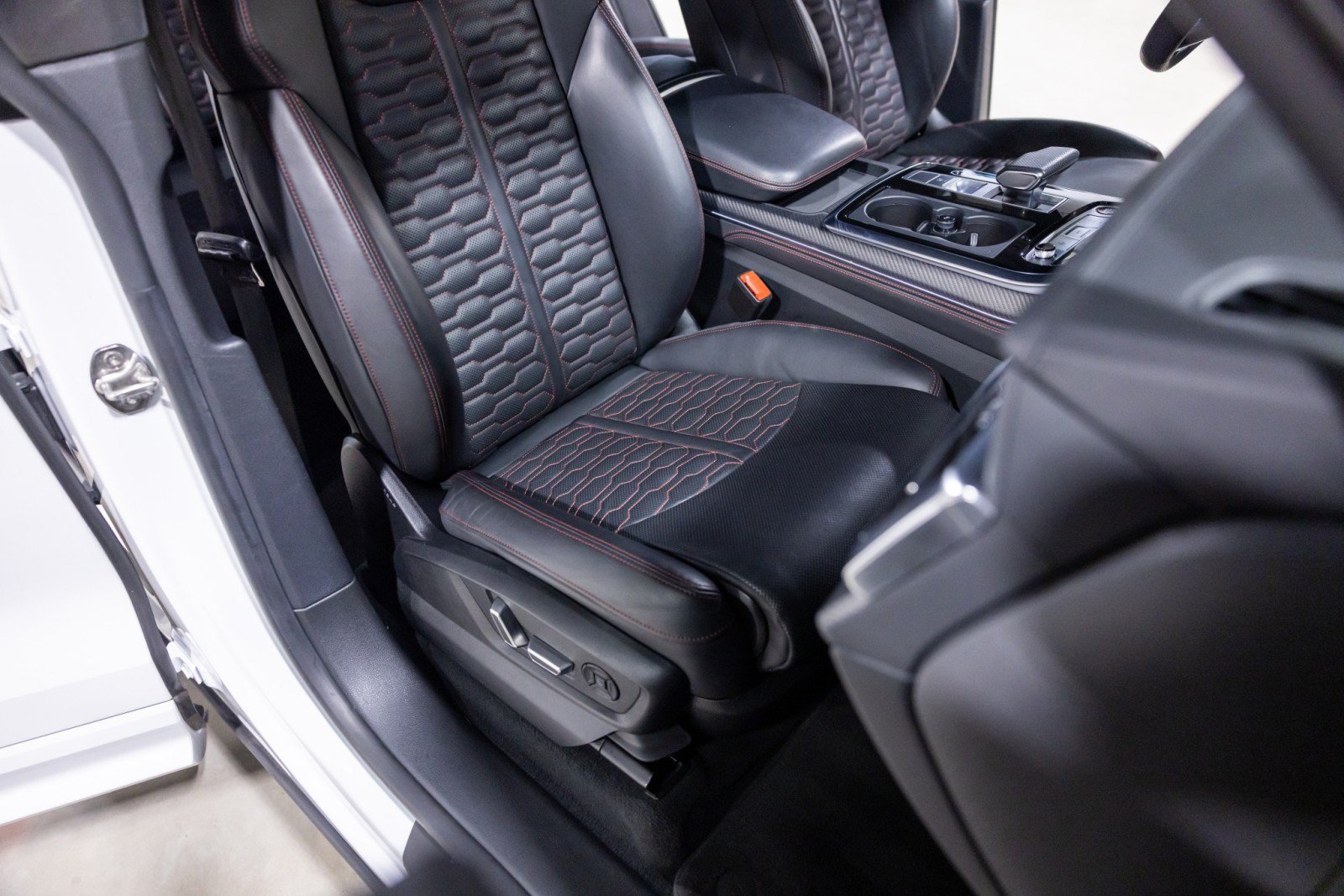Used 2024 Audi RS Q8 AWD/4WD image 32