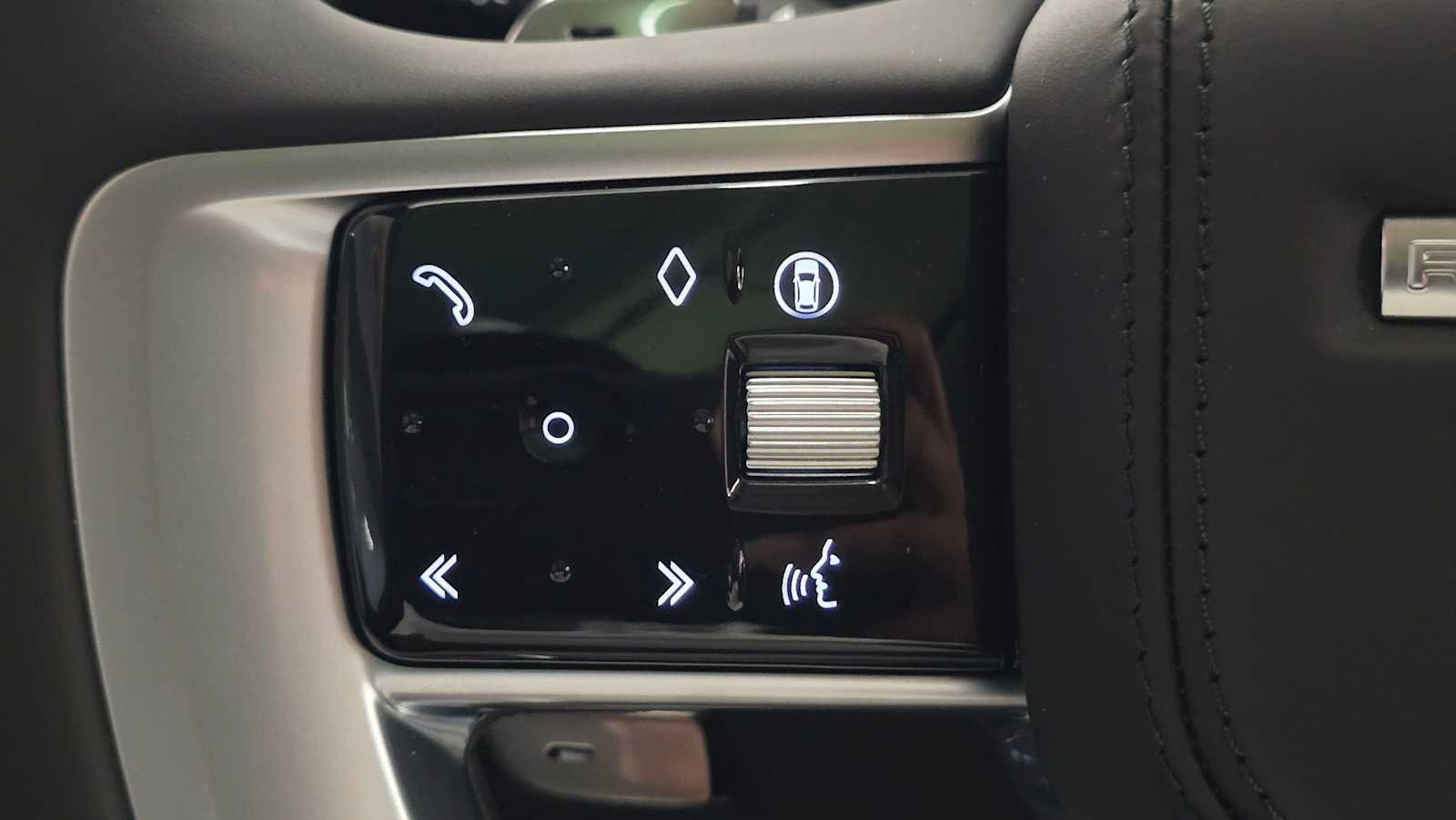 New 2026 Land Rover Range Rover Long Wheelbase SE AWD/4WD image 34