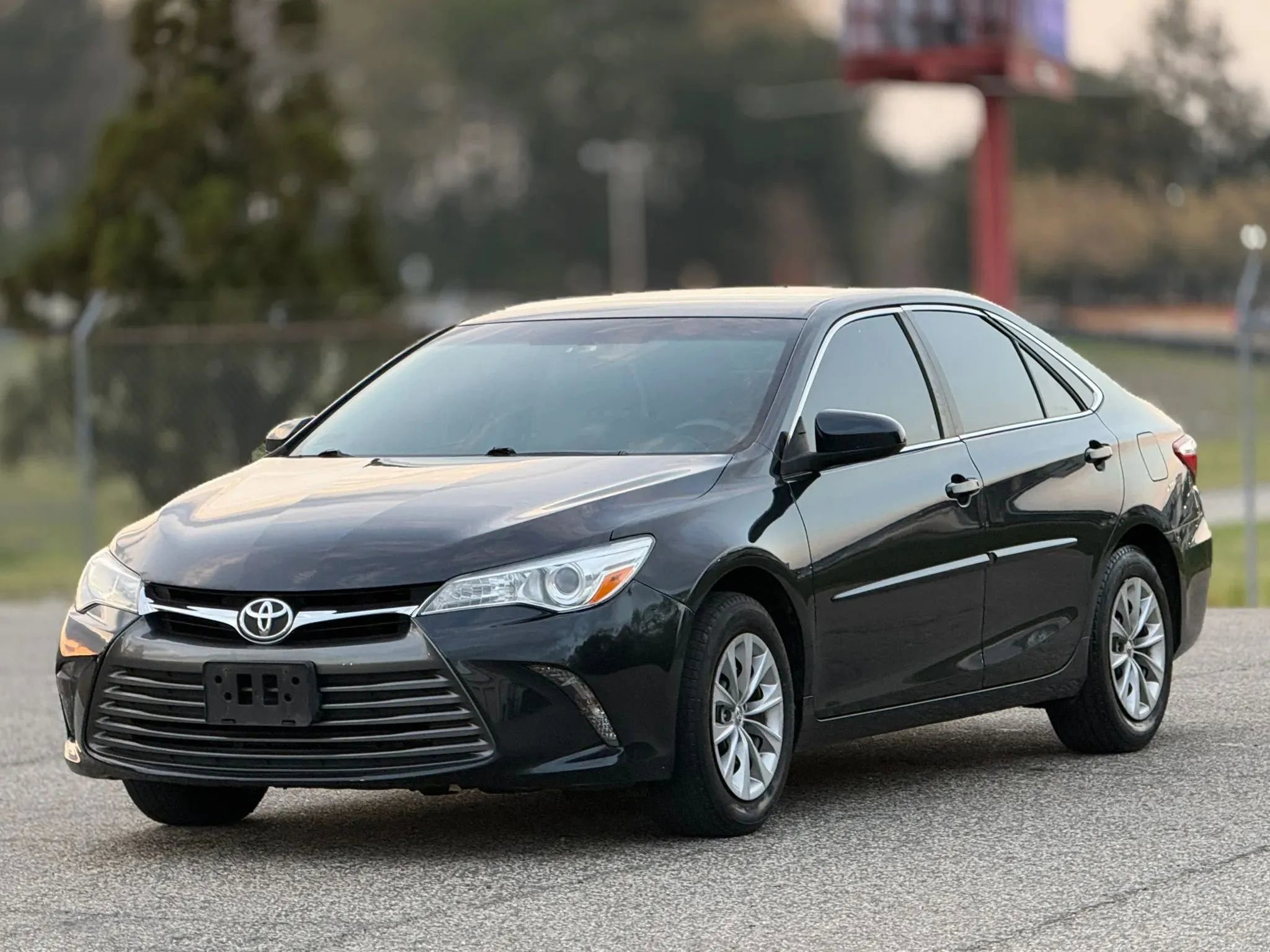 Used 2015 Toyota Camry LE image 6