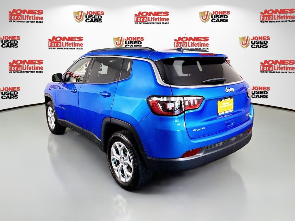 Used 2024 Jeep Compass Latitude AWD/4WD image 2