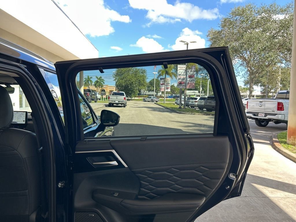 New 2025 Mitsubishi Outlander SEL image 31
