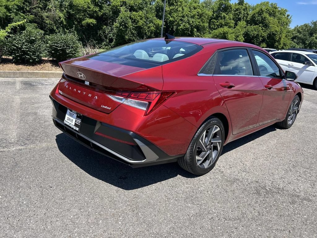 Certified 2025 Hyundai Elantra Limited w/ Cargo Package FWD image 7