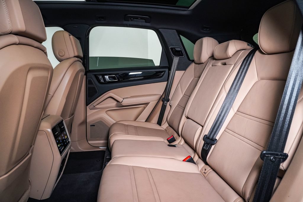 Certified 2023 Porsche Cayenne AWD/4WD image 17