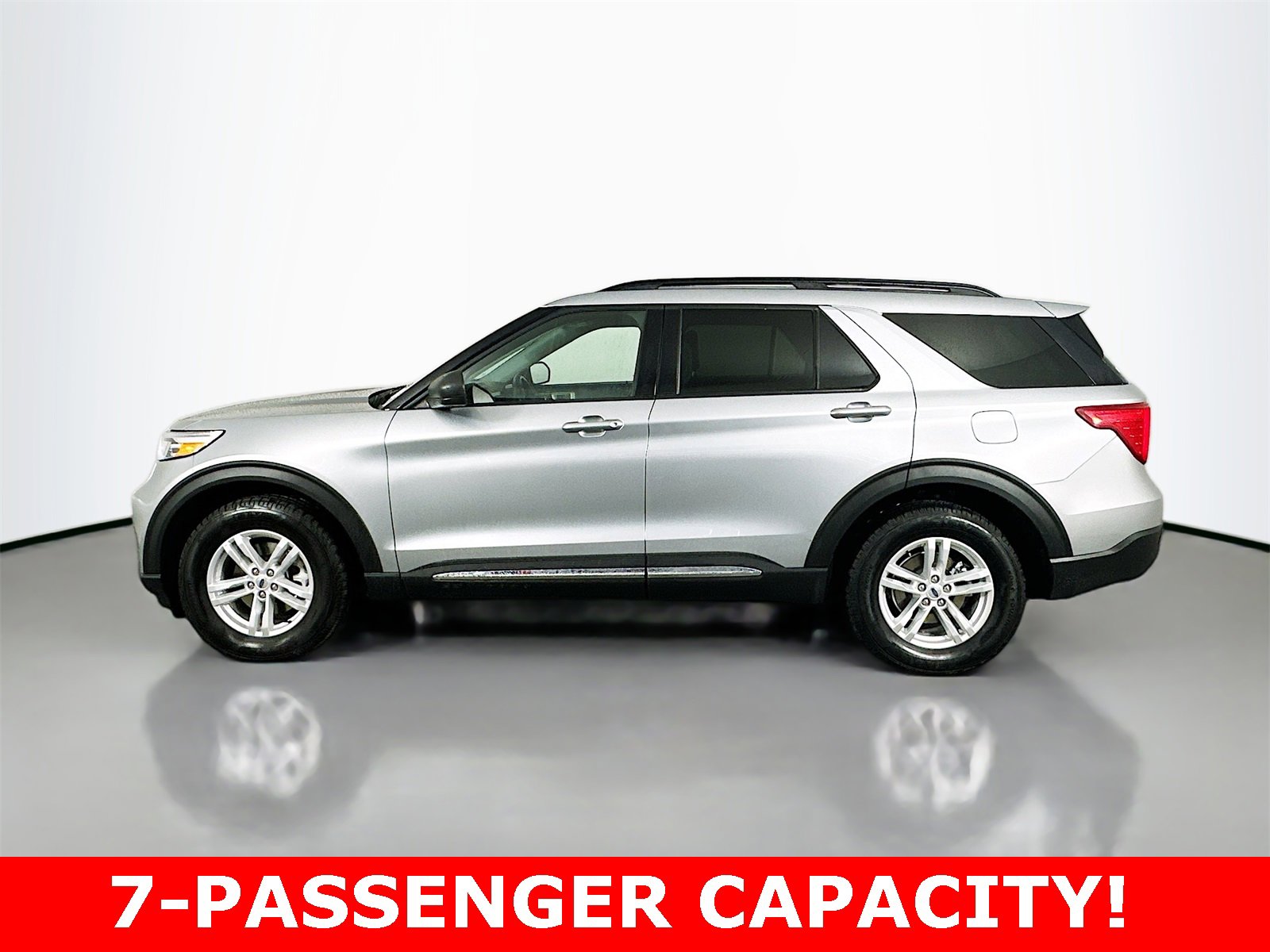 Used 2023 Ford Explorer XLT w/ Equipment Group 202A image 4