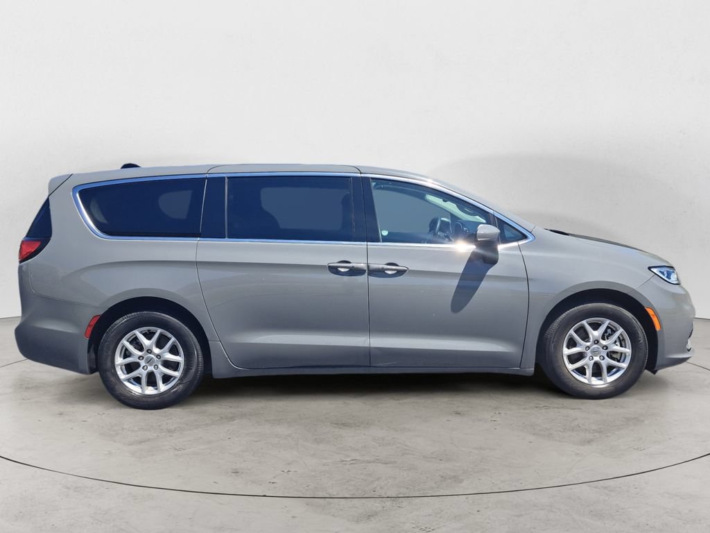 Used 2023 Chrysler Pacifica Touring-L FWD image 3