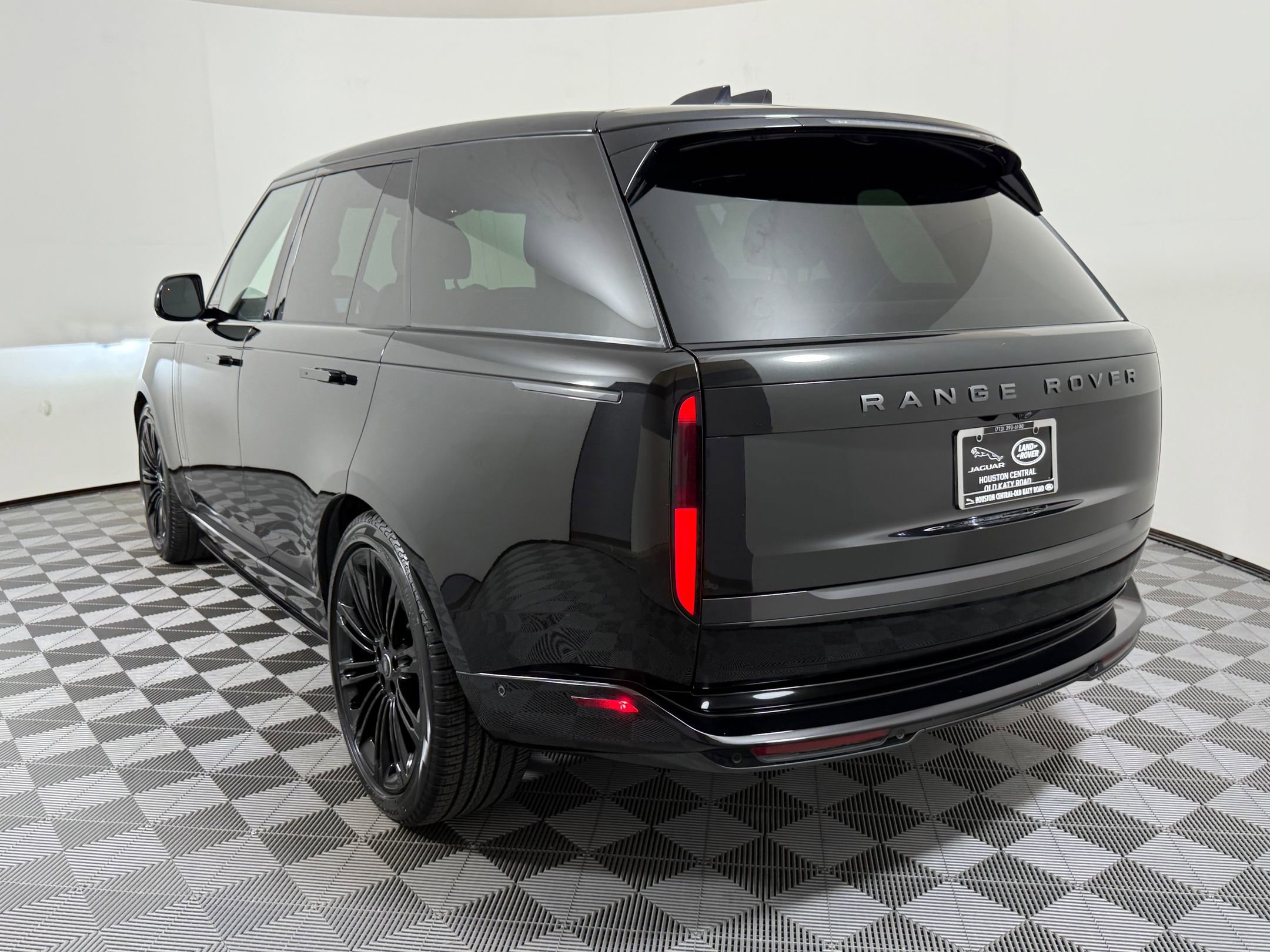 Used 2024 Land Rover Range Rover SE AWD/4WD image 3