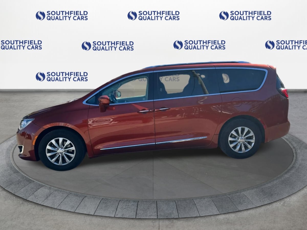 Used 2018 Chrysler Pacifica Touring-L Plus FWD image 3