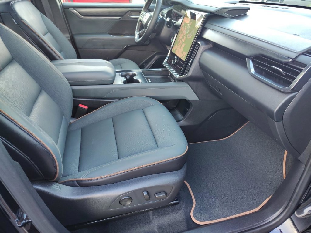 Used 2025 GMC Acadia AT4 w/ Luxury Package AWD/4WD image 19