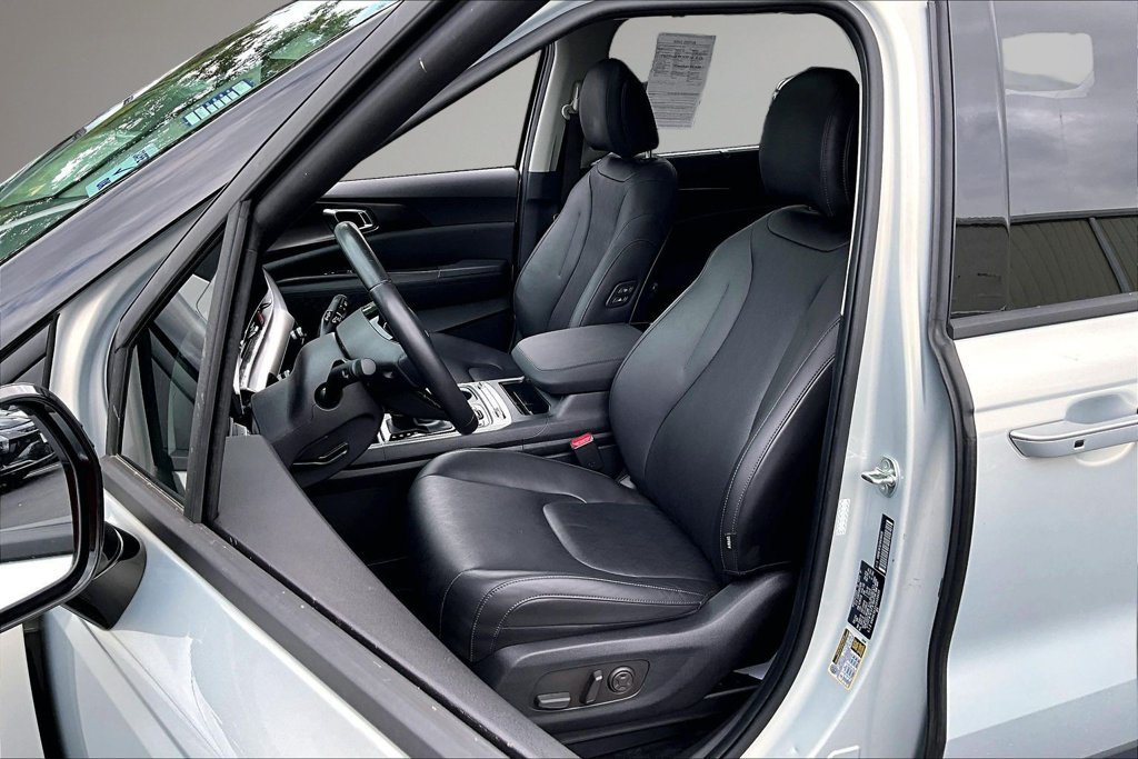 Used 2025 Kia Carnival SX w/ SX Dark Edition Package FWD image 22