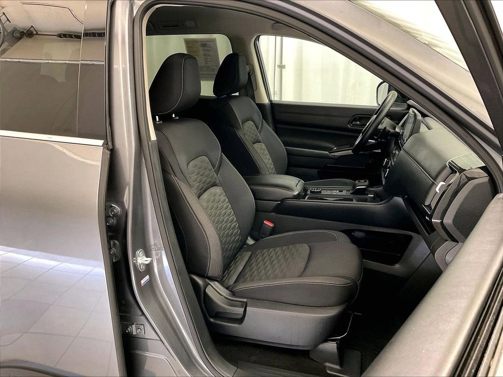 Used 2024 Nissan Pathfinder S AWD/4WD image 11