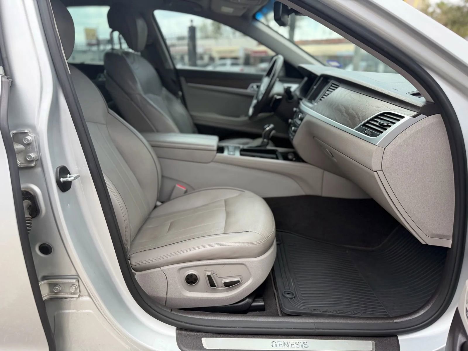 Used 2015 Hyundai Genesis 5.0 image 11