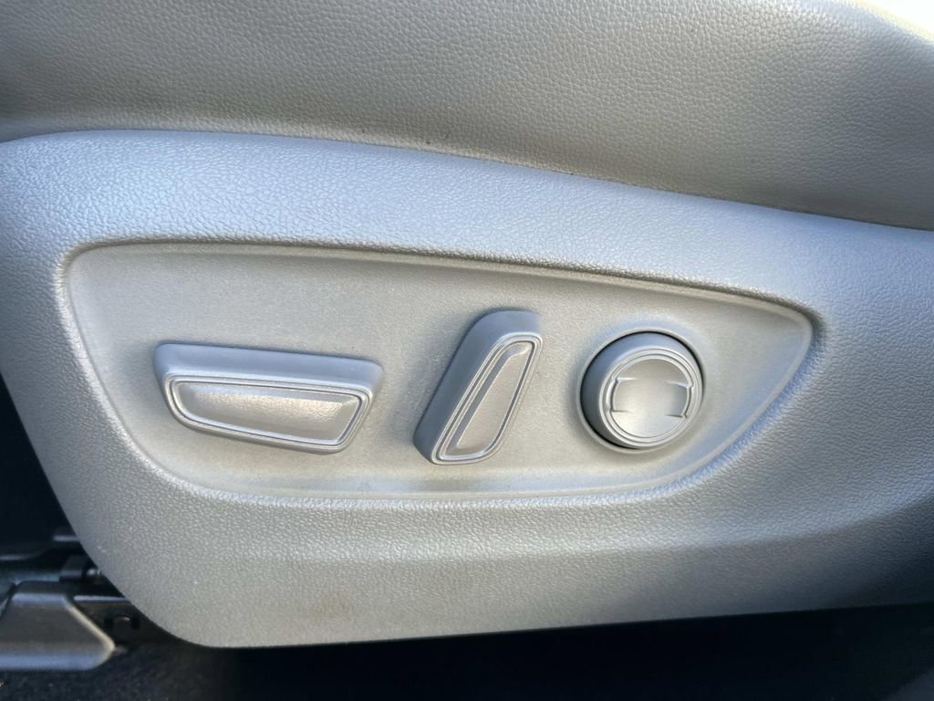 Used 2023 Toyota Highlander XLE image 19